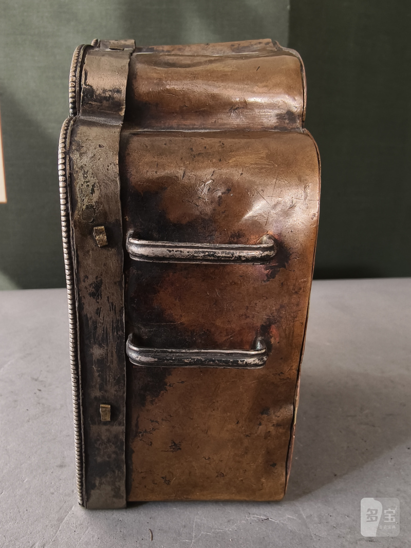 A copper gahu with partially gilded silver front with 'Buddhist emblems' and figure of Amitayus with turquoise inlays - 图12